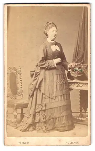 Fotografie W. G. Parker, London, 40, High Holborn, Portrait brünette schöne Frau mit Blumenkorb