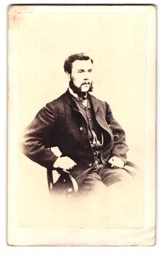 Fotografie L. Phillips, London, 304 Regent Street W., Portrait stattlicher Herr mit Kotelettenbart im Anzug