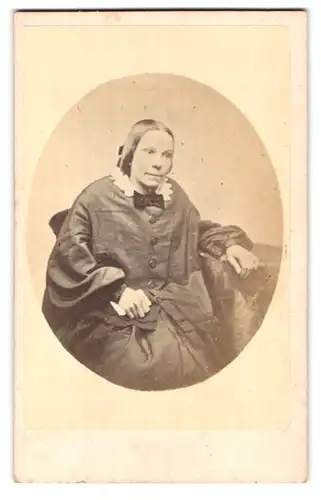 Fotografie F. S. D. Phillips, London, 40 High Holborn, Portrait betagte Dame mit Schleife am Kleiderkragen