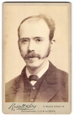Fotografie Russell & Sons, London, 17 Baker Street W., Portrait stattlicher Herr mit Schnurrbart im Jackett