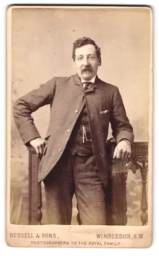 Fotografie Russell & Sons, Wimbledon, Hill Road, Portrait stattlicher Herr mit Schnurrbart im Anzug