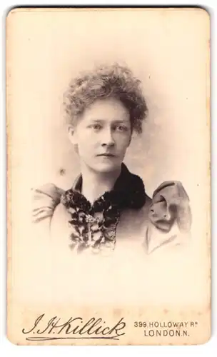 Fotografie J. H. Killick, London, 399 Holoway Rd., Portrait hübsche junge Frau mit lockigem Haar