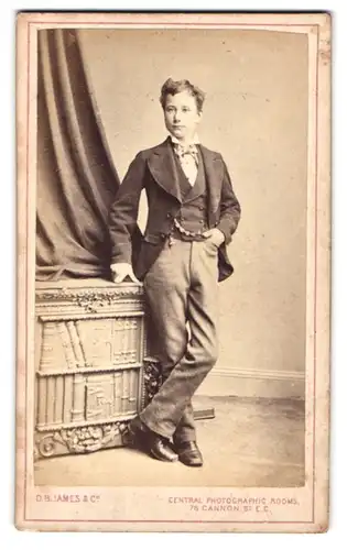 Fotografie D. B. James, London, 76 Cannon St., Portrait charmanter Bube im eleganten Anzug