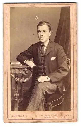 Fotografie D. B. James, London, 76 Cannon St., Portrait charmanter junger Mann in Krawatte und Jackett