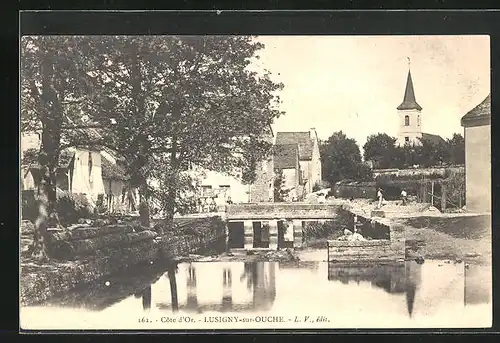 AK Lusigny-sur-Ouche, Le Pont, vue sur l`Eglise