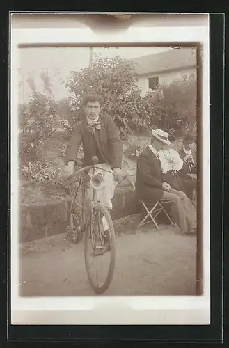 AK Herr mit dem Fahrrad, grosse Hupe am Lenker