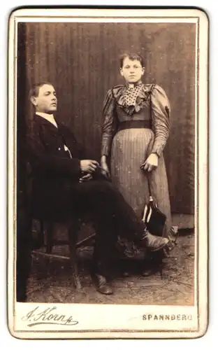 Fotografie J. Korn, Spannberg, Portrait elegant gekleidetes junges Paar