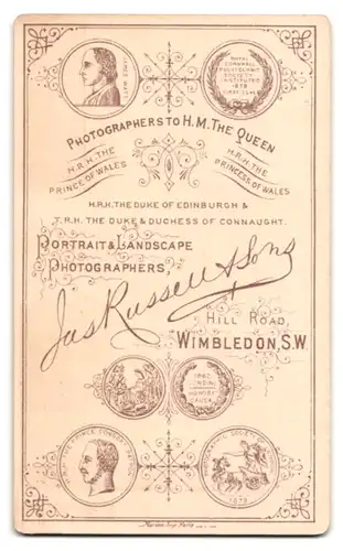 Fotografie Russell & Sons, Wimbledon, Hill Road, Portrait bezaubernde Dame mit besticker Kopfbedeckung