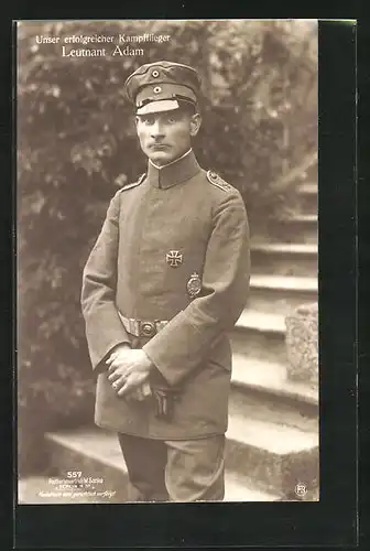 Foto-AK Sanke Nr. 557: Kampfflieger Leutnant Adam in Uniform mit EK