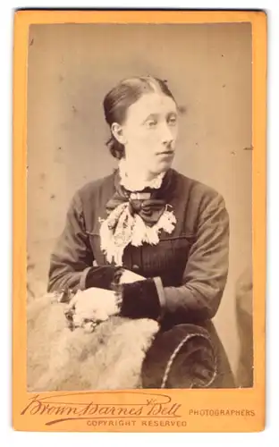 Fotografie Brown, Barnes & Bell, London, 220 & 222 Regent St., Portrait bürgerliche Dame mit Blumen an Sessel gelehnt