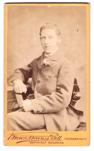 Fotografie Brown, Barnes & Bell, London, 220 & 222 Regent St., Portrait junger Herr im Anzug am Tisch sitzend