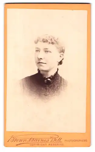 Fotografie Brown, Barnes & Bell, London, 220 & 222 Regent St., Portrait junge Dame in zeitgenössischer Kleidung