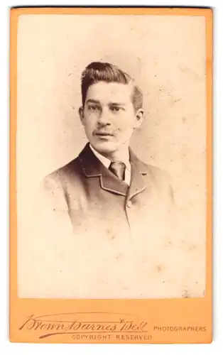 Fotografie Brown, Barnes & Bell, London, 220 & 222 Regent St., Portrait junger Mann in modischer Kleidung