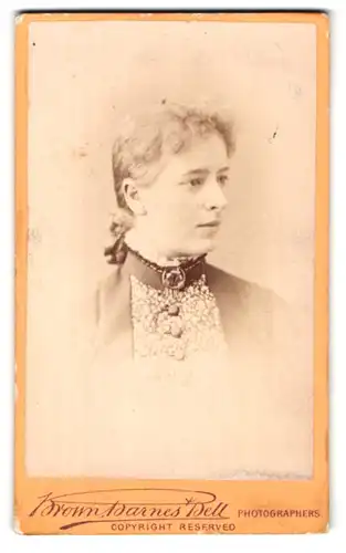 Fotografie Brown, Barnes & Bell, London, 220 & 222 Regent St., Portrait junge Dame mit Kragenbrosche