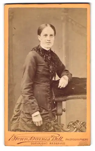 Fotografie Brown, Barnes & Bell, London, 220 & 222 Regent St., Portrait junge Dame in zeitgenössischer Kleidung