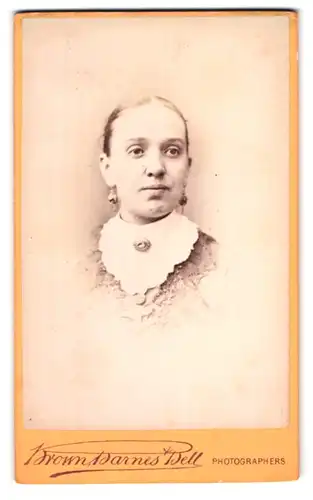 Fotografie Brown, Barnes & Bell, London, 220 & 222 Regent St., Portrait junge Dame mit zurückgebundenem Haar