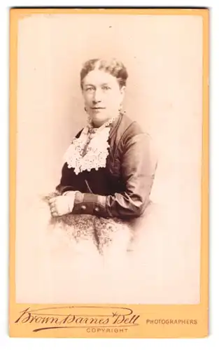 Fotografie Brown, Barnes & Bell, London, 222 Regent St., Portrait bürgerliche Dame im modischen Kleid