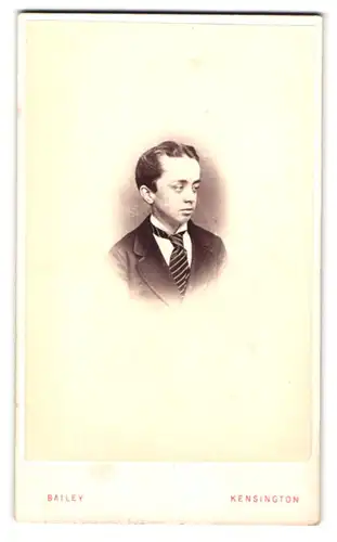 Fotografie H. Bailey, Kensington, 4 Newland Terrace, Portrait kleiner Junge im feinen Anzug mit Krawatte