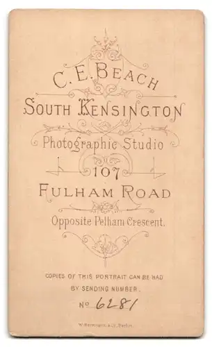 Fotografie Beach, South Kensington, 107 Fulham Rd., Portrait junge Frau im züchtigen Kleid mit Locken