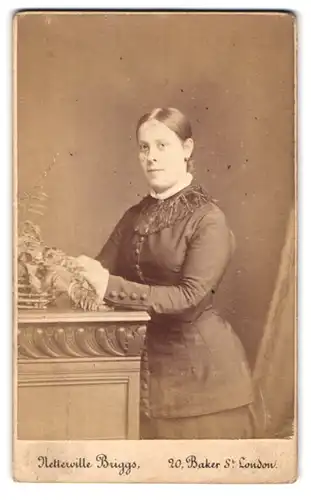 Fotografie Netterville Briggs, London, 20 Baker Street, Portrait junge Frau im Biedermeierkleid