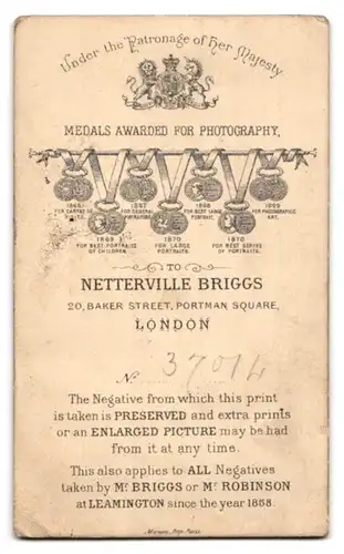 Fotografie Netterville Briggs, London, 20 Baker Street, Portrait junge Frau im Biedermeierkleid