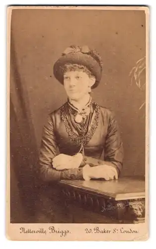 Fotografie Netterville Briggs, London, 20 Baker Street, Portrait Dame im Biedermeierkleid mit Hut und Halskette