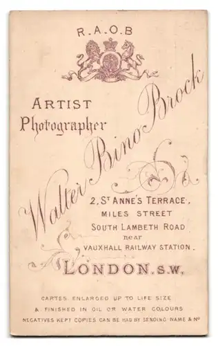 Fotografie Walter Bino Brock, London, 2 St. Annes Terrace, Portrait kleiner Junge im Anzug mit Locken und Sommerhut