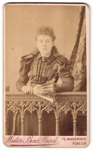 Fotografie Walter Brino Brock, London, 76 Wandsworth Road, Portrait junge Frau im Biedermeierkleid mit Locken und Fächer