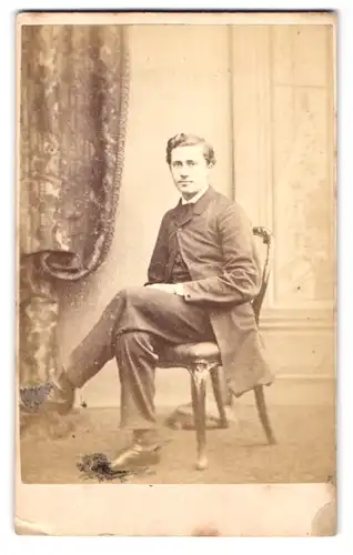 Fotografie G. Barrable, London, 244 Regent St., Portrait junger Mann im feinen Anzug sitzend auf einem Stuhl