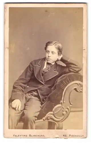 Fotografie Valentine Blanchard, London, 48 Piccadilly, Portrait junger Knabe im feinen Anzug mit Krawatte