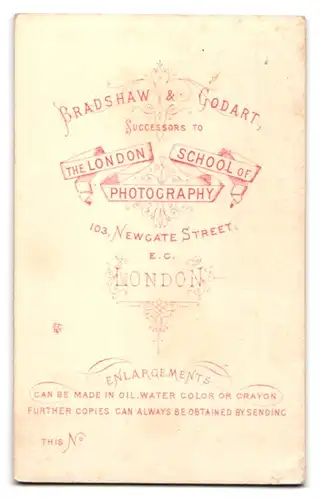 Fotografie Bradshaw & Godart, London, 103 Newgate Street, Portrait älterer Herr im Anzug mit Fliege und Locken