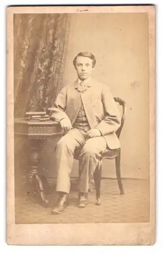 Fotografie J. G. Barrable, London, 244 Regent St., Portrait junger Mann im hellen Anzug mit Krawatte