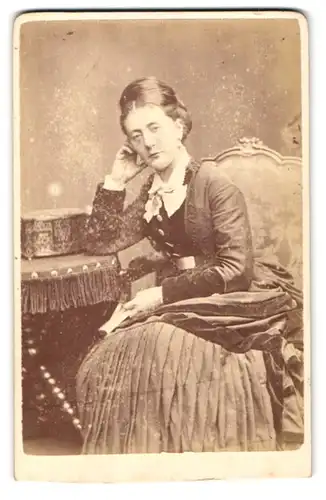 Fotografie Alexander Bassano, London, 72 Piccadilly, Portrait Dame im züchtigen Kleid mit zurückgebundenen Haaren