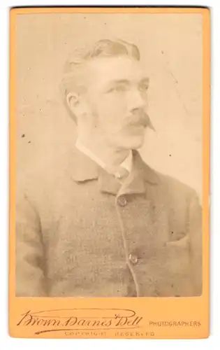 Fotografie Brown, Barnes & Bell, London, 220 & 222, Regent St., Portrait statlicher Herr im Anzug mit Schnurrbart