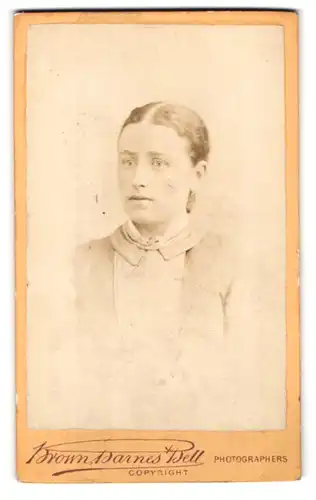 Fotografie Brown, Barnes & Bell, London, 222, Regent St., Portrait junge Dame in modischer Kleidung