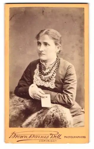 Fotografie Brown, Barnes & Bell, London, 222, Regent St., Portrait junge Dame im hübschen Kleid mit Halskette