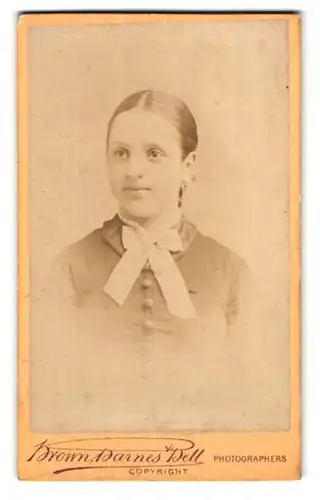 Fotografie Brown, Barnes & Bell, London, 222, Regent St., Portrait junge Dame in zeitgenössischer Kleidung