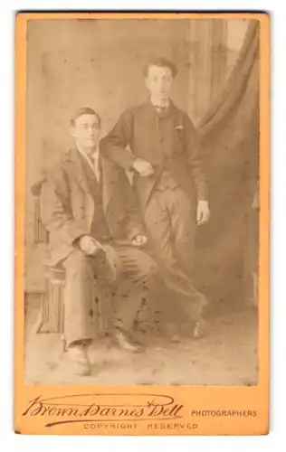 Fotografie Brown, Barnes & Bell, London, 220 & 222, Regent St., Portrait zwei junge Herren in modischer Kleidung