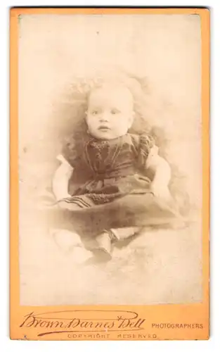 Fotografie Brown, Barnes & Bell, London, 220 & 222, Regent St., Portrait niedliches Kleinkind im modischen Kleid