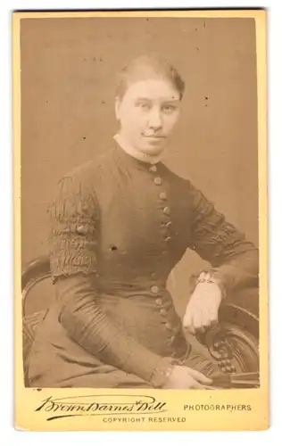 Fotografie Brown, Barnes & Bell, London, 220 & 222, Regent St., Portrait junge Dame im hübschen Kleid