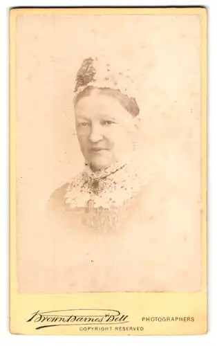 Fotografie Brown, Barnes & Bell, London, 220 & 222, Regent St., Portrait ältere Dame mit Haube und Kragenbrosche