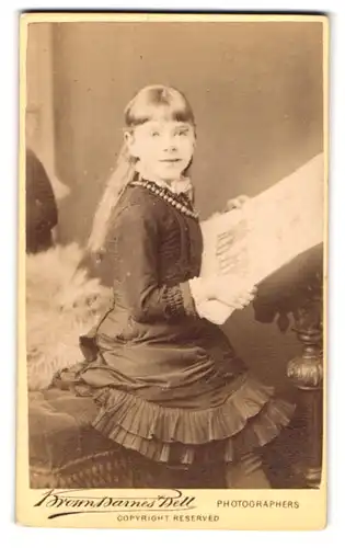 Fotografie Brown, Barnes & Bell, London, 220 & 222, Regent St., Portrait junges Mädchen im hübschen Kleid mit Plakat