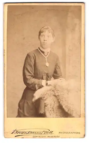 Fotografie Brown, Barnes & Bell, London, 220 & 222, Regent St., Portrait junge Dame im Kleid mit Amulett