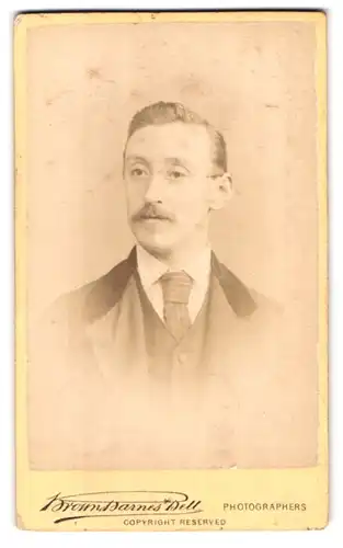 Fotografie Brown, Barnes & Bell, London, 220 & 222, Regent St., Portrait stattlicher Herr mit Krawatte und Schnurrbart