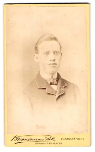 Fotografie Brown, Barnes & Bell, London, 220 & 222, Regent St., Portrait junger Mann in modischer Kleidung