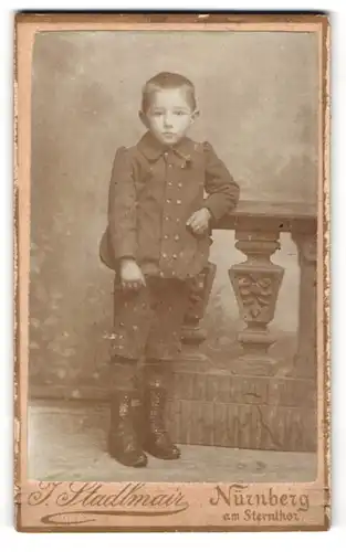 Fotografie J. Stadlmair, Nürnberg, Am Sterntor, Portrait kleiner Junge in modischer Kleidung