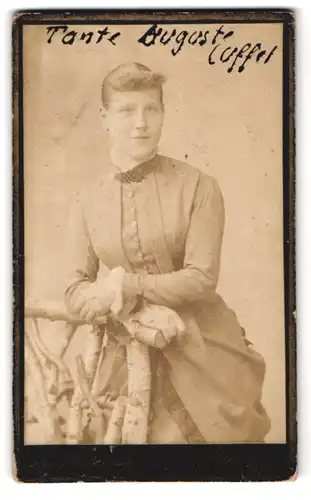 Fotografie H. Westendorp, Elberfeld, Herzog-Strasse 26, Portrait junge Dame im modischen Kleid