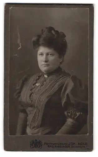 Fotografie Joh. Kolb, Bad-Kissingen, Salinenstrasse 19, Portrait bürgerliche Dame mit Hochsteckfrisur