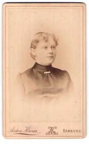 Fotografie Anton Kleiner, Hamburg, Neuerwall 52, Portrait junge Dame mit Kragenbrosche