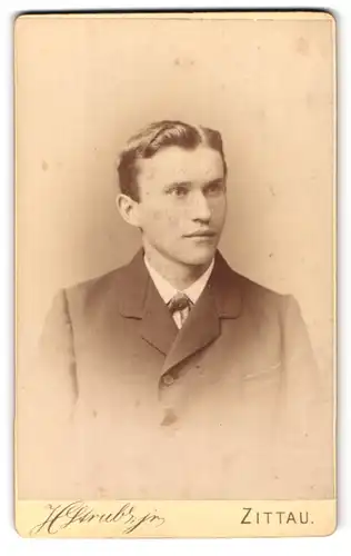 Fotografie H. Strube. jr., Zittau, Lessing-Strasse 14, Portrait junger Mann im Anzug mit Fliege